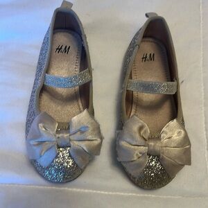 Little girl ballet flats in gold.